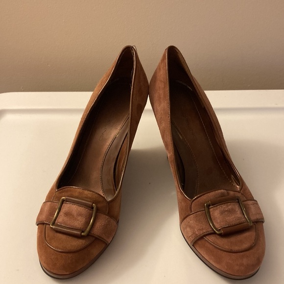 Bandolino vintage style wedge pump, size 7 - Picture 2 of 4
